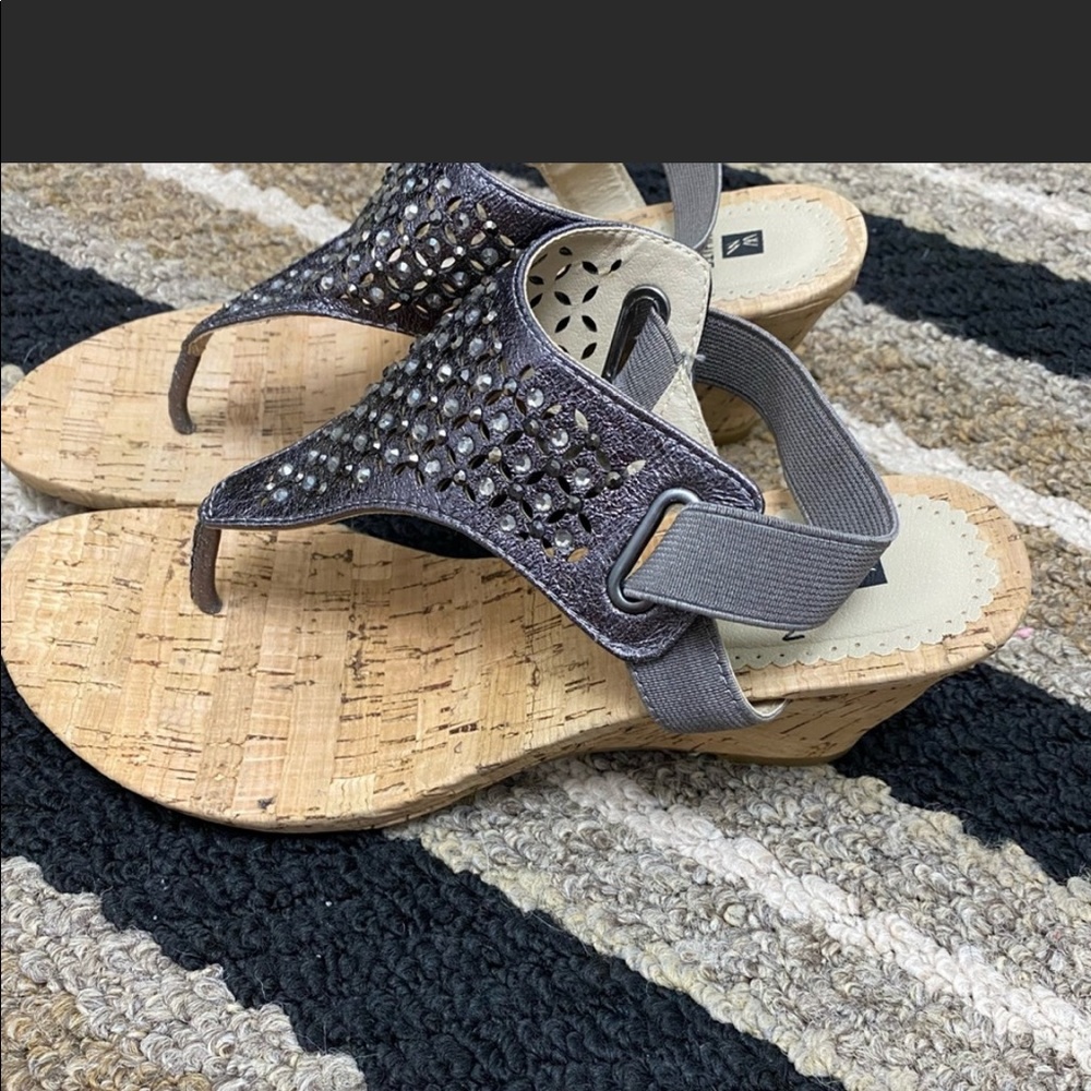 Size 7.5 ⭐️NWT White Mountain Grey Sparkly Cork Wedge Sandals.